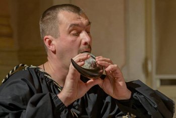 Aleksander Tomczyk - gemshorny, kornamuzy, szałamaja, flet, bendir, tamburyn, kierownictwo muzyczne